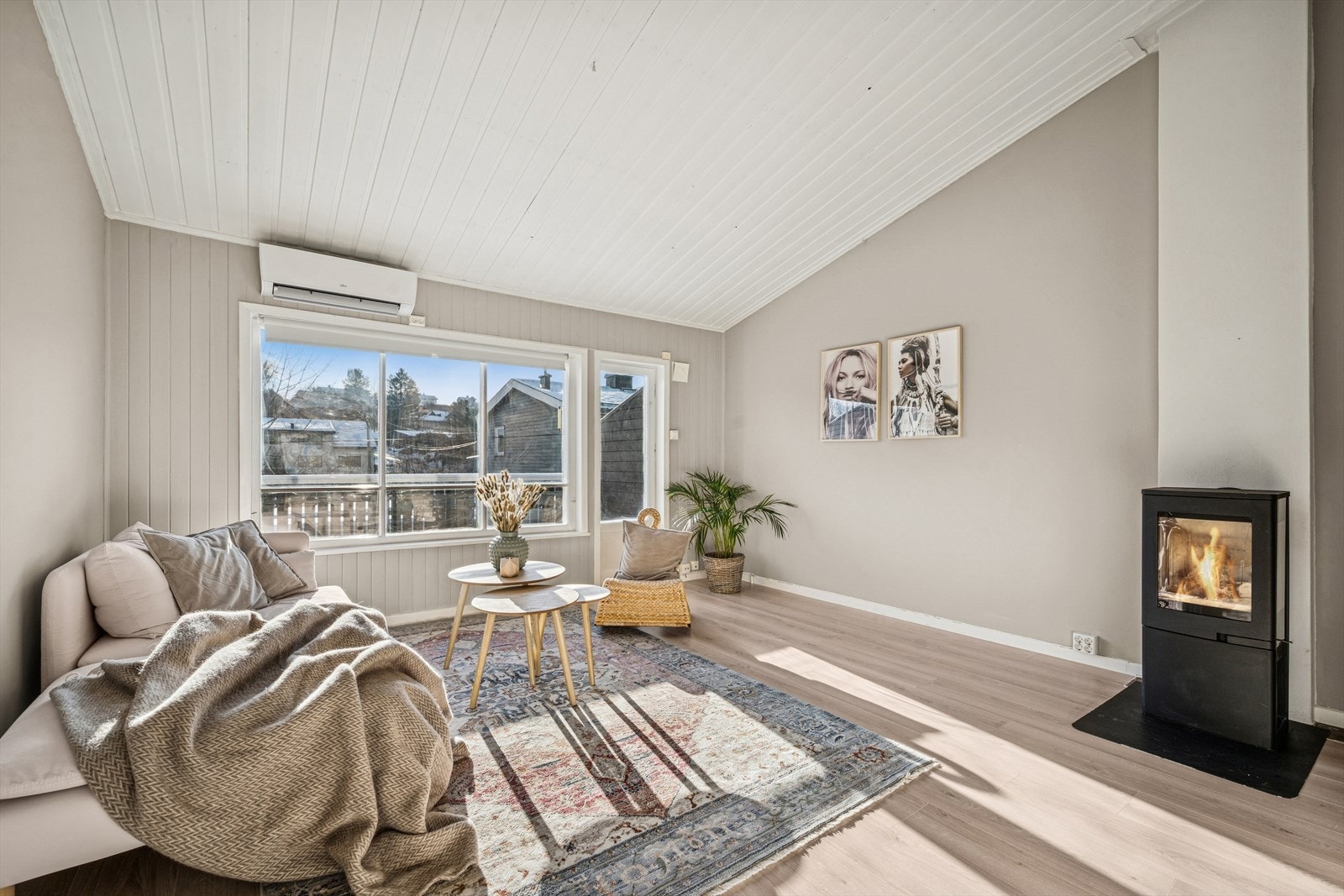 Lys og luftig stue med god takhøyde og åpen løsning mot kjøkken. Store vindusflater slipper inn rikelig med dagslys. Galleribilde