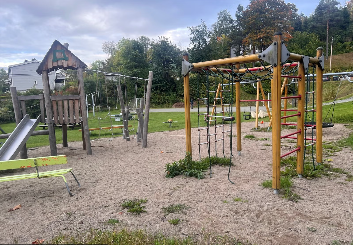 Lekplassen er nyoppusset og har mange lekeapparater for barn i alle aldre. Galleribilde