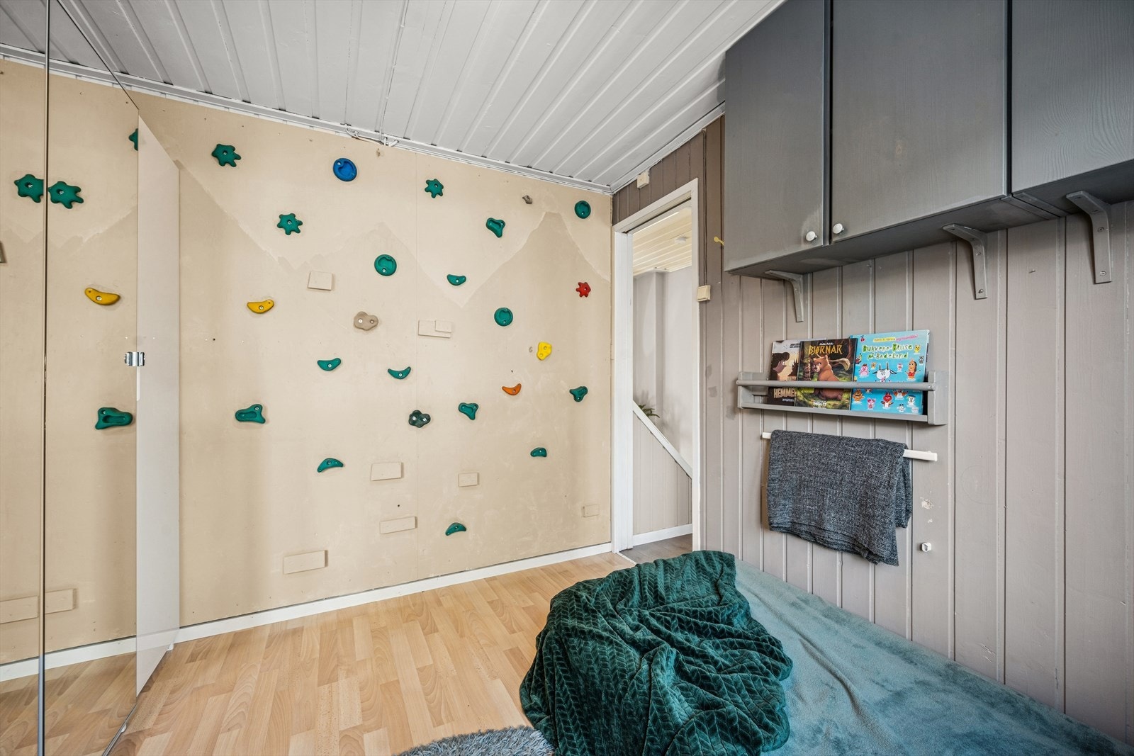 Soverom 2 med morsom klatrevegg til de minste i familien. Galleribilde