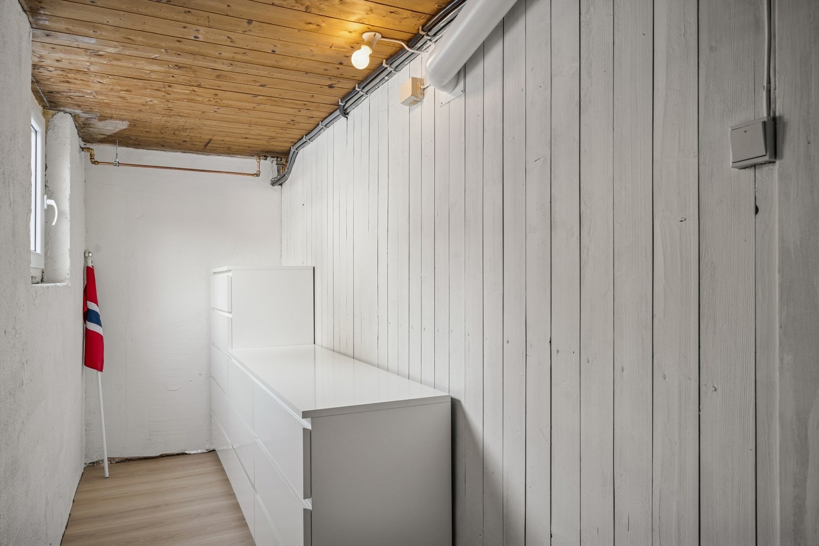 Praktisk kjellerbod egnet for oppbevaring av sesongutstyr, verktøy og annet som krever praktisk lagringsplass. Dette rommet ligger vegg i vegg med baderommet og kan innlemmes ved behov. Galleribilde