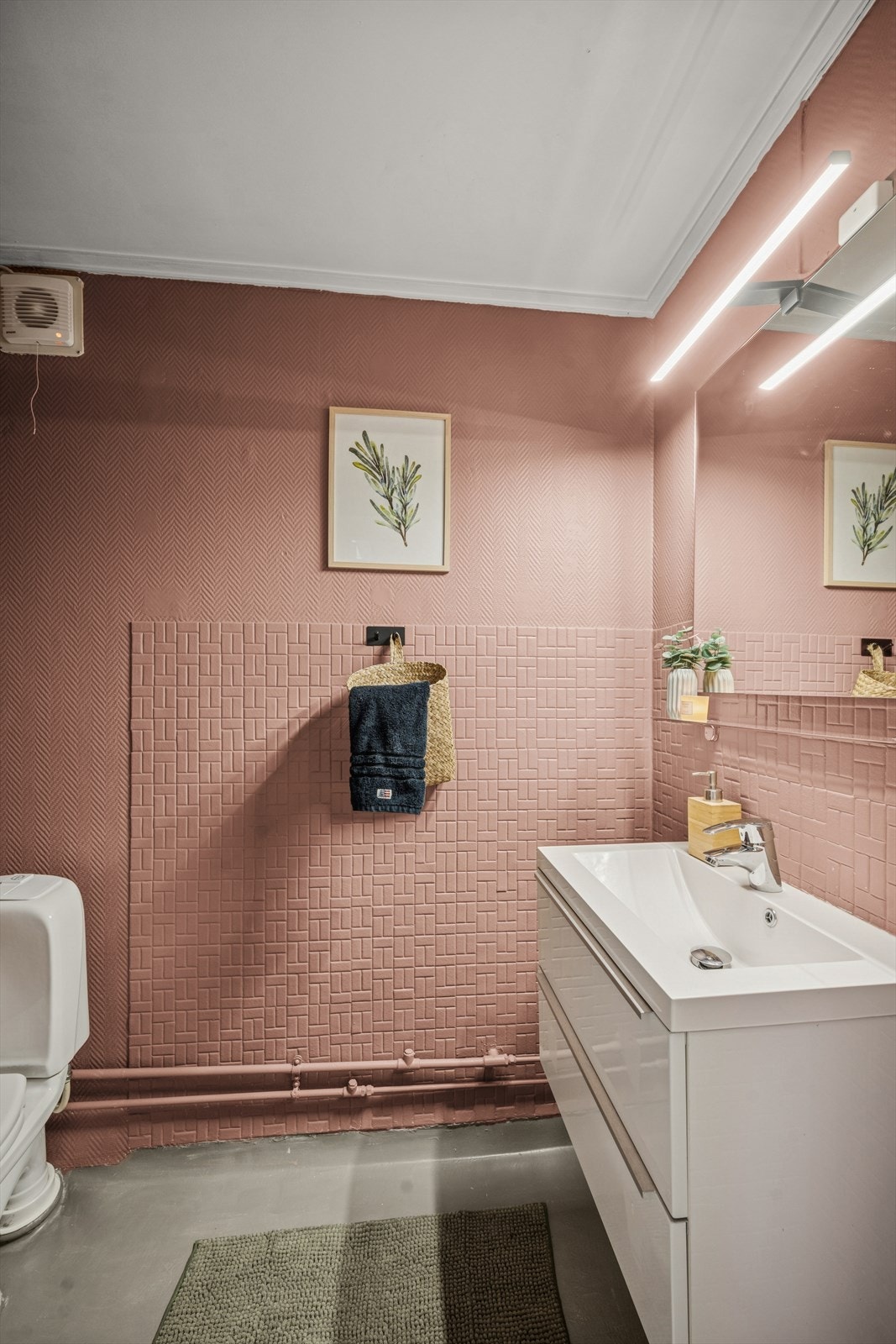 Praktisk toalettrom av eldre standard. Galleribilde