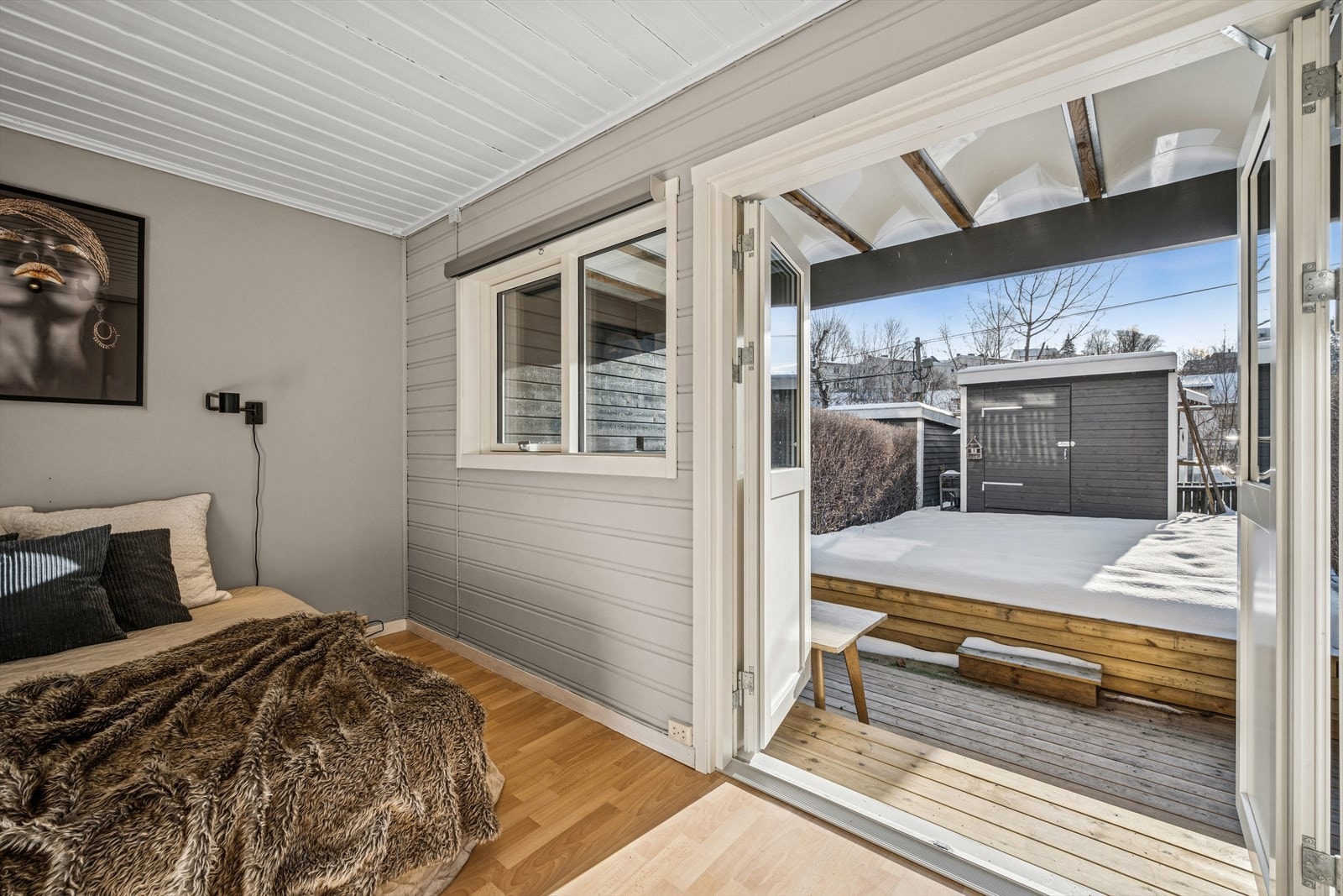 Dette er opprinnelig 2 soverom - enkelt å tilbakestille ved behov. Utgang til platting og hage. Galleribilde