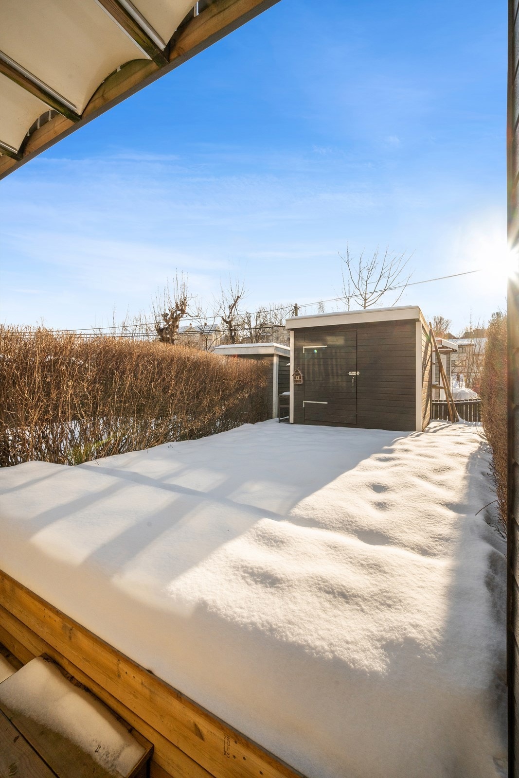 Her ligger forholdene til rette for en trivelig utesone med plass til sittegruppe, grill og beplantning. Frittstående bod til oppbevaring av sesongutstyr. Galleribilde