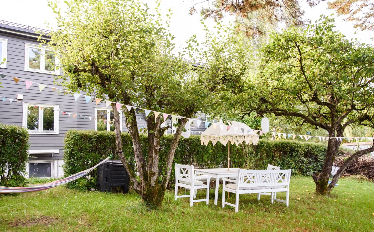 Pent opparbeidet felles grøntområde som gir gode leke- og rekreasjonsmuligheter for store og små. Galleribilde