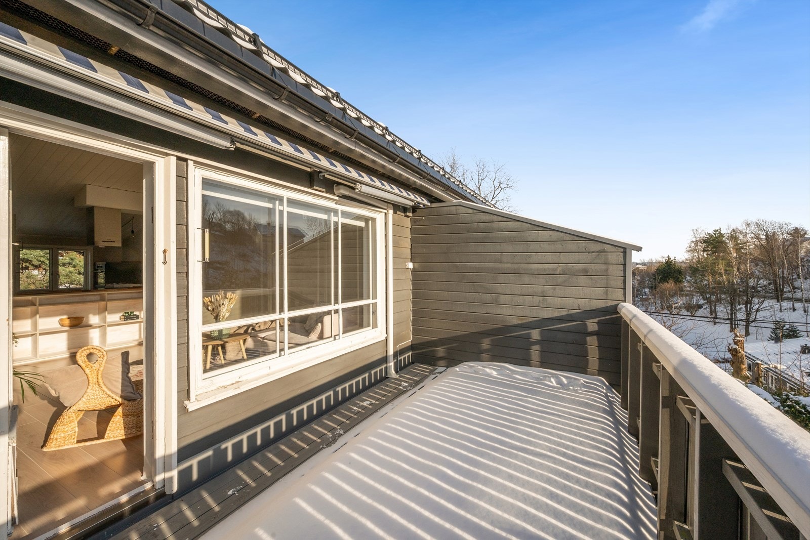 Solrik balkong med god plass til utemøbler. Galleribilde