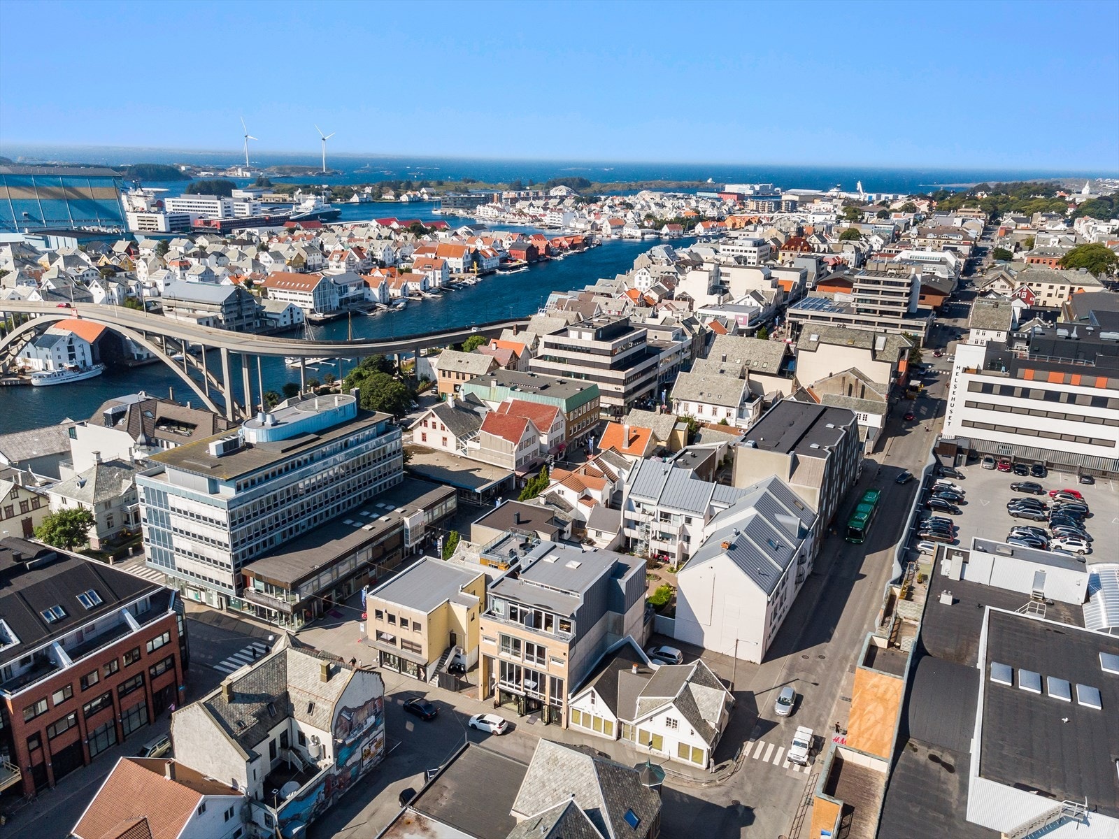 Her har man kort gangavstand til alt man trenger i hverdagen. Her har man matbutikker, servicefunksjoner, kafeer, offentlig kommunikasjon i tillegg til parker like utenfor døren. Galleribilde