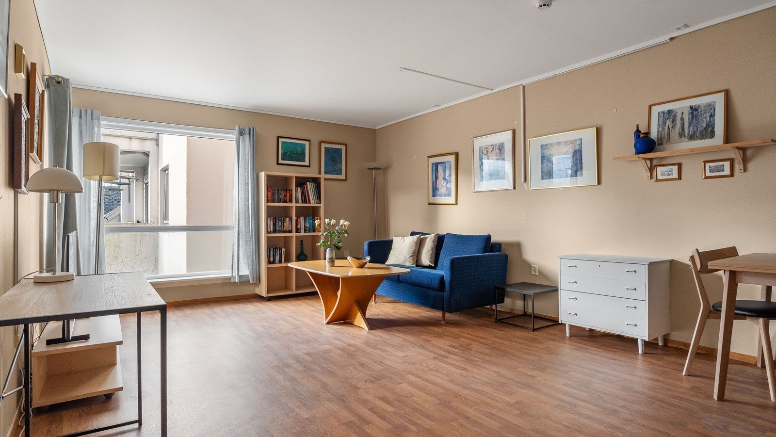 Lys og koselig stue med utgang til vestvendt altan. Galleribilde