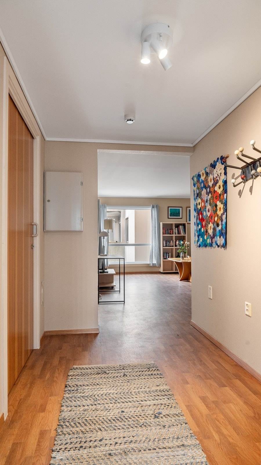 Leiligheten ligger i andre etasje og fremstår som velholdt og holder normalt god standard. Galleribilde