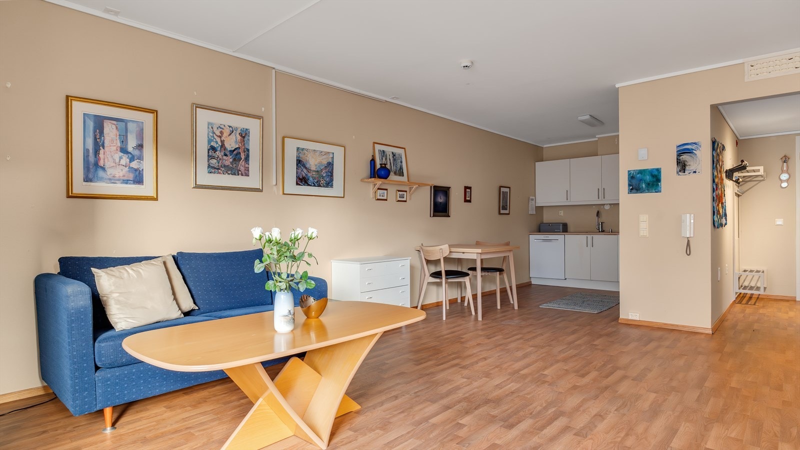 Kjøkkenet har åpen løsning mot stuen og god plass til spisebord. Galleribilde