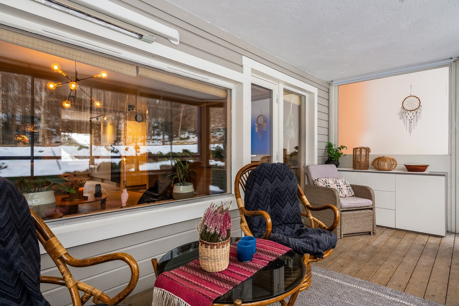 Fra stuen har du utgang til en koselig innglasset terrasse med utsyn til grøntområder Galleribilde