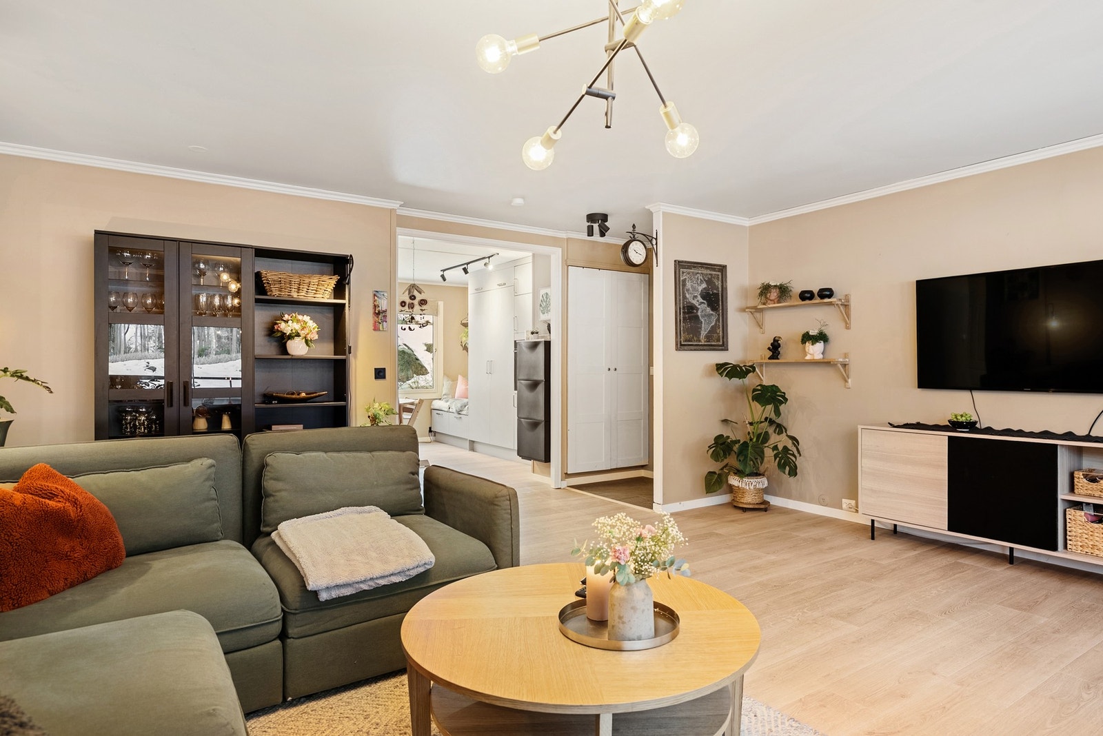 Romslig stue der store vindusflater i både kjøkken og stue gir en behagelig og åpen romfølelse Galleribilde