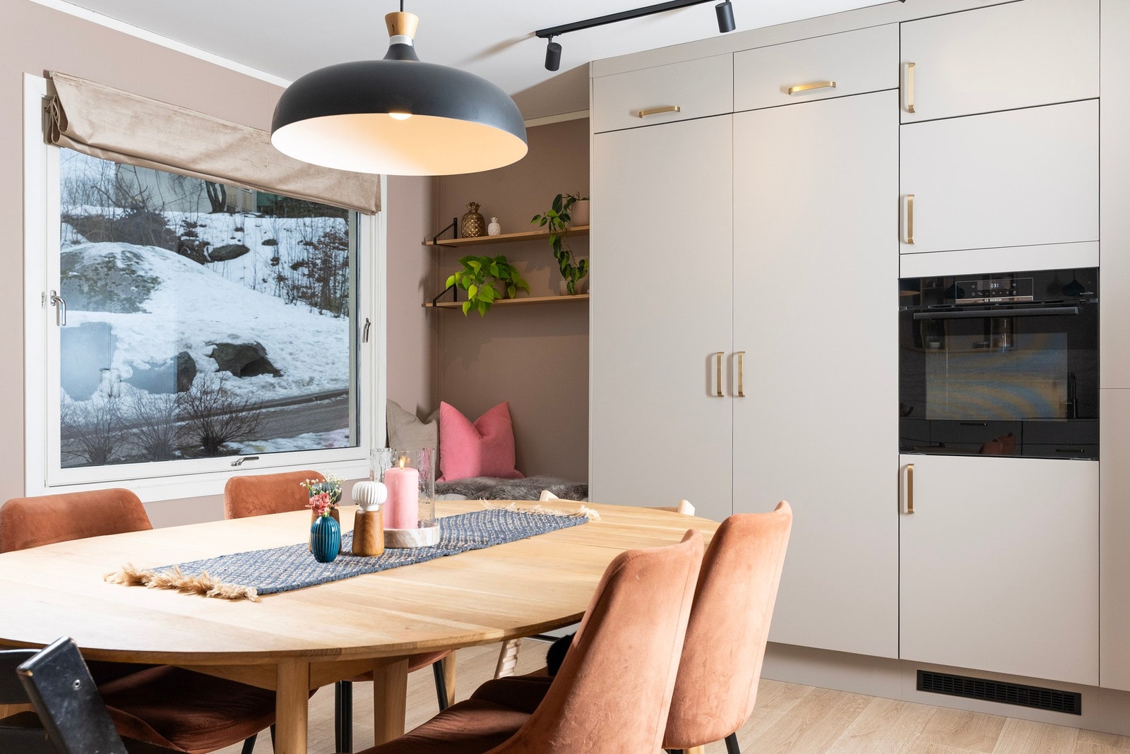 Koselig spiseplass som inviterer til hyggelige måltider Galleribilde