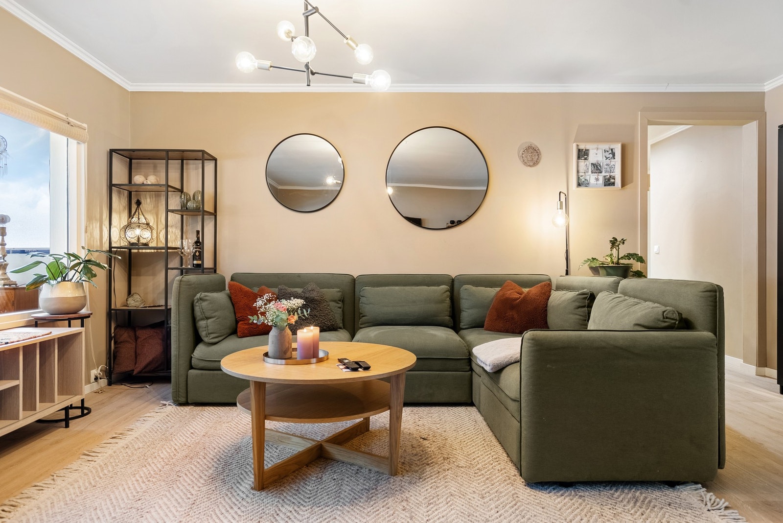 Her har du god plass til å innrede med sofagruppe og tilhørende møblement Galleribilde