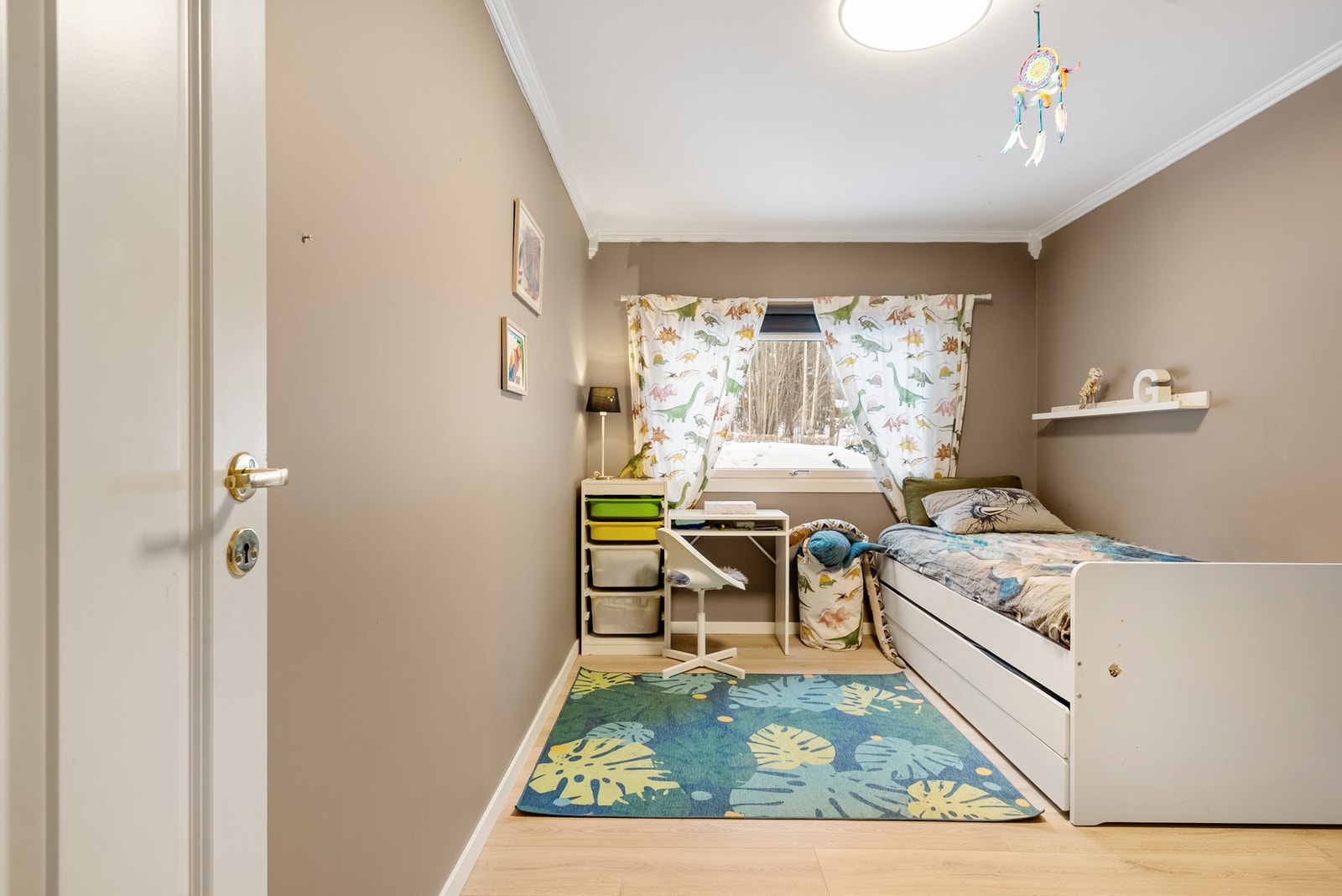 Soverom III med god plass til seng og oppbevaring Galleribilde