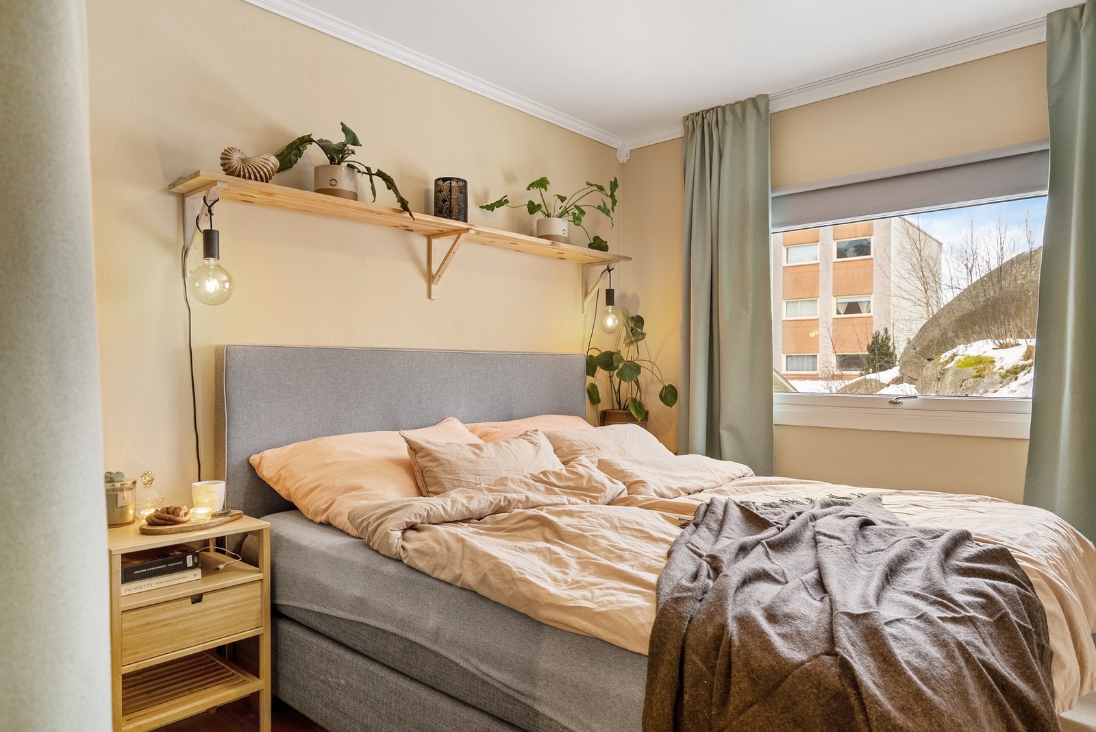 Hovedsoverommet er av god størrelse, her har du plass til dobbeltseng og tilhørende møblement Galleribilde