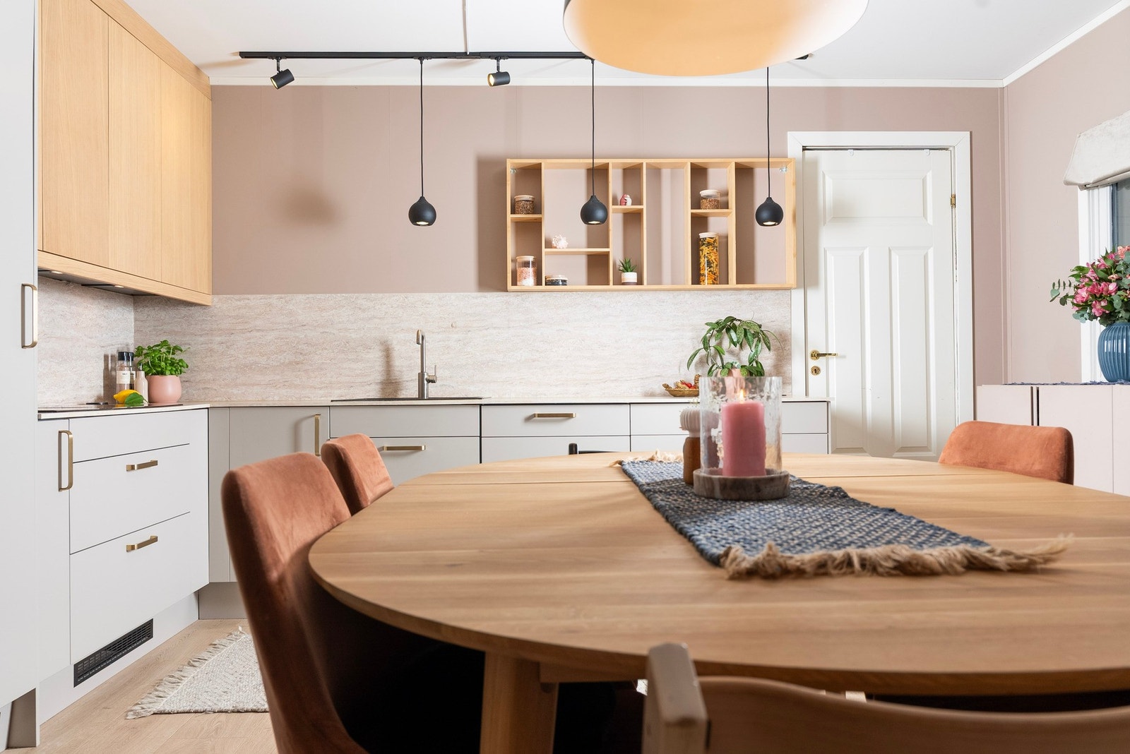 Kjøkkenet ble oppgradert i 2024 med lekker innredning fra Epoq Galleribilde