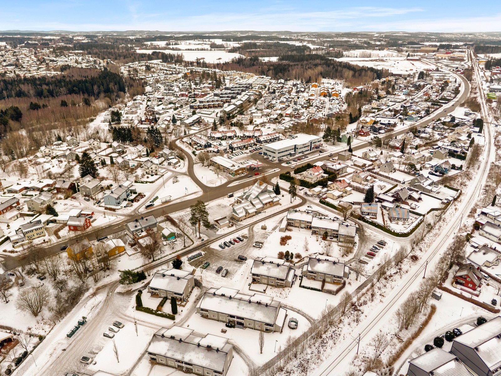 Det er gangavstand til sentrum der man finner butikker, spisesteder, shoppingsenter, kino, kulturhus og et generelt godt servicetilbud. Galleribilde