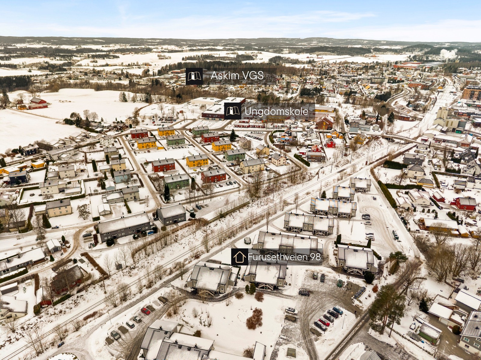 Boligen ligger i et rolig område med nærhet til videregående skole og ungdomsskole. Galleribilde