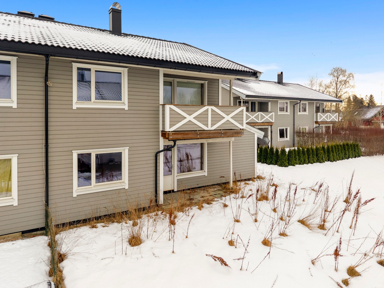 Boligene ligger godt plassert i forhold til hverandre for et hyggelig bomiljø. Her er det enkelt å trives. Galleribilde