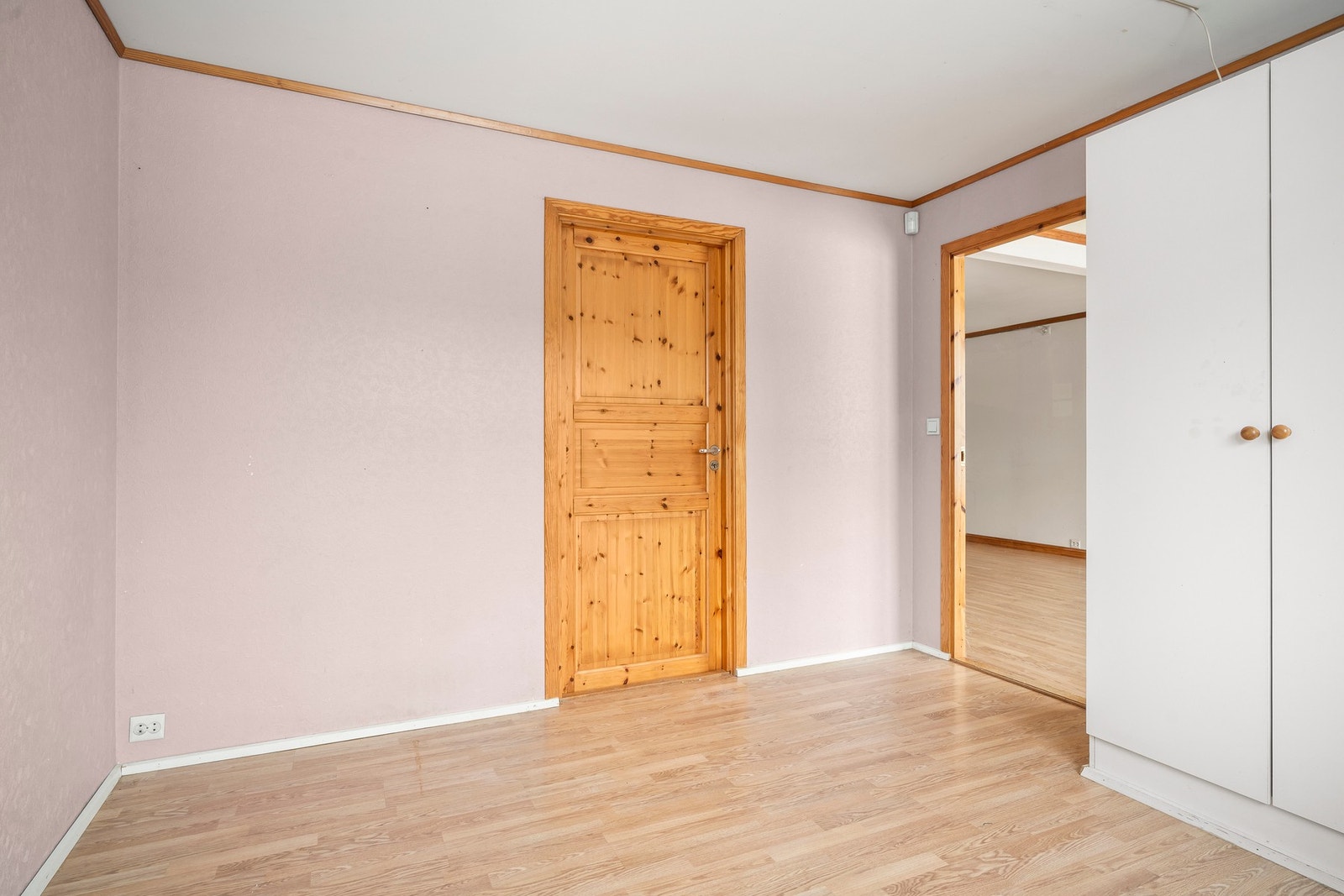 Soverom 1 av totalt to, er av god størrelse og har også adkomst til den innvendige boden (døren rett frem i bildet). Galleribilde