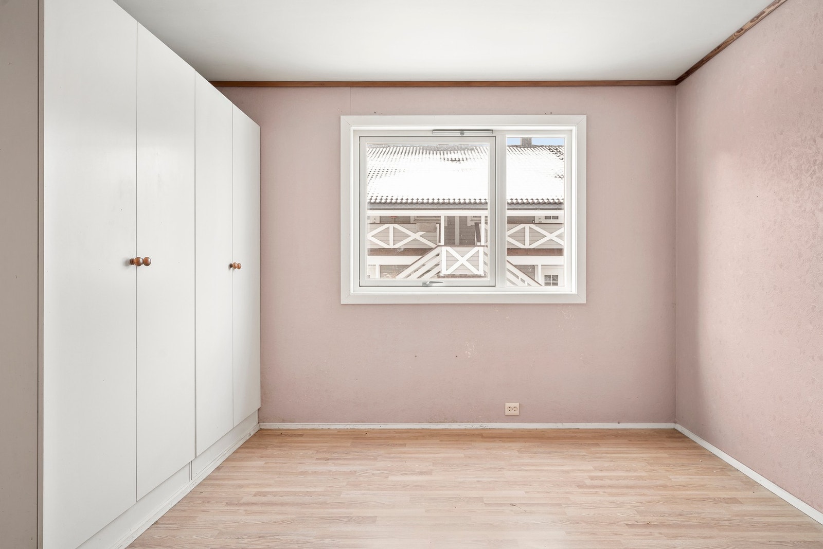 Her er det god plass for dobbeltseng med tilhørende nattmøbler og oppbevaring. Galleribilde