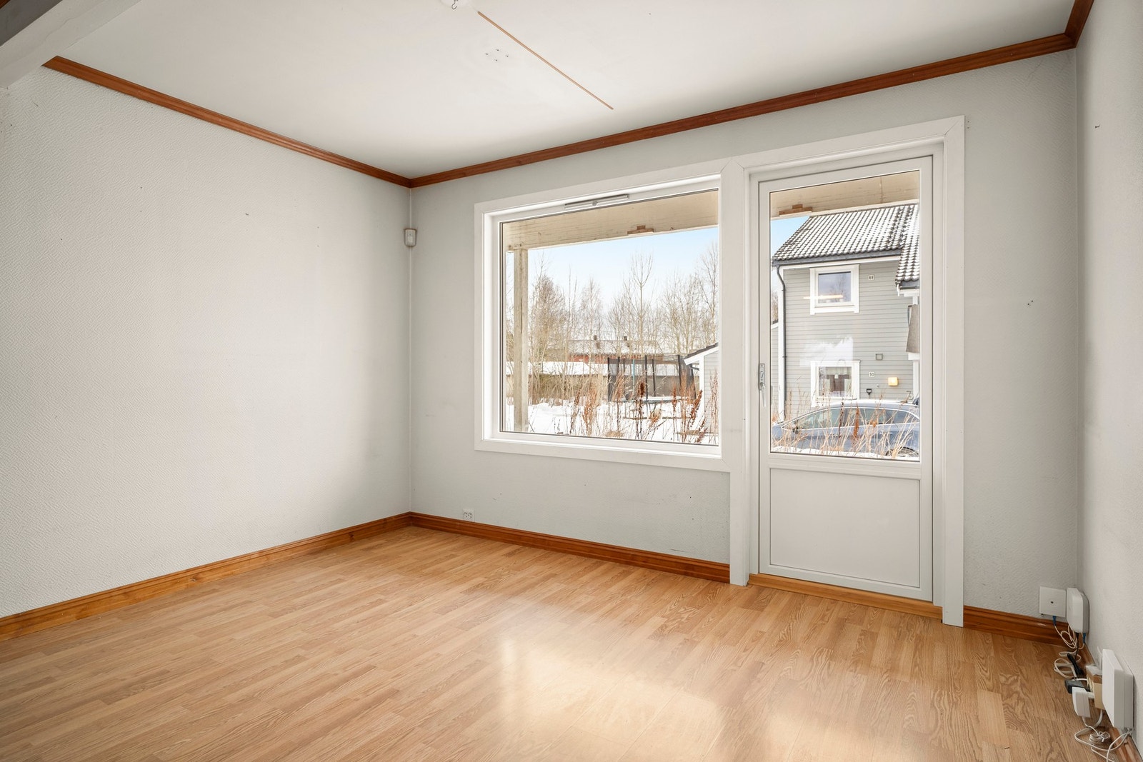 Det er en hyggelig utsikt fra stuevinduet ut mot hage og fellesarealer. Galleribilde