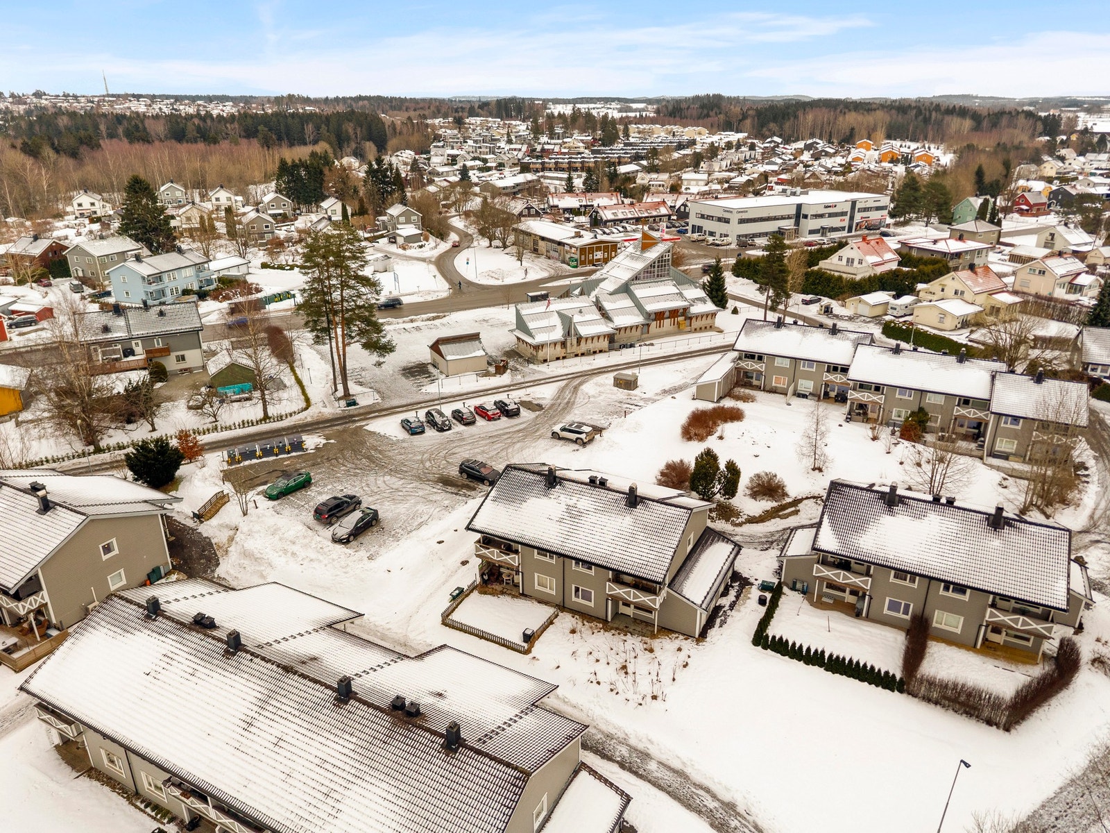 Boligen ligger i et rolig nabolag med nærhet til skog og gode kollektivmuligheter med bussholdeplass kun ca 200 m unna. Galleribilde