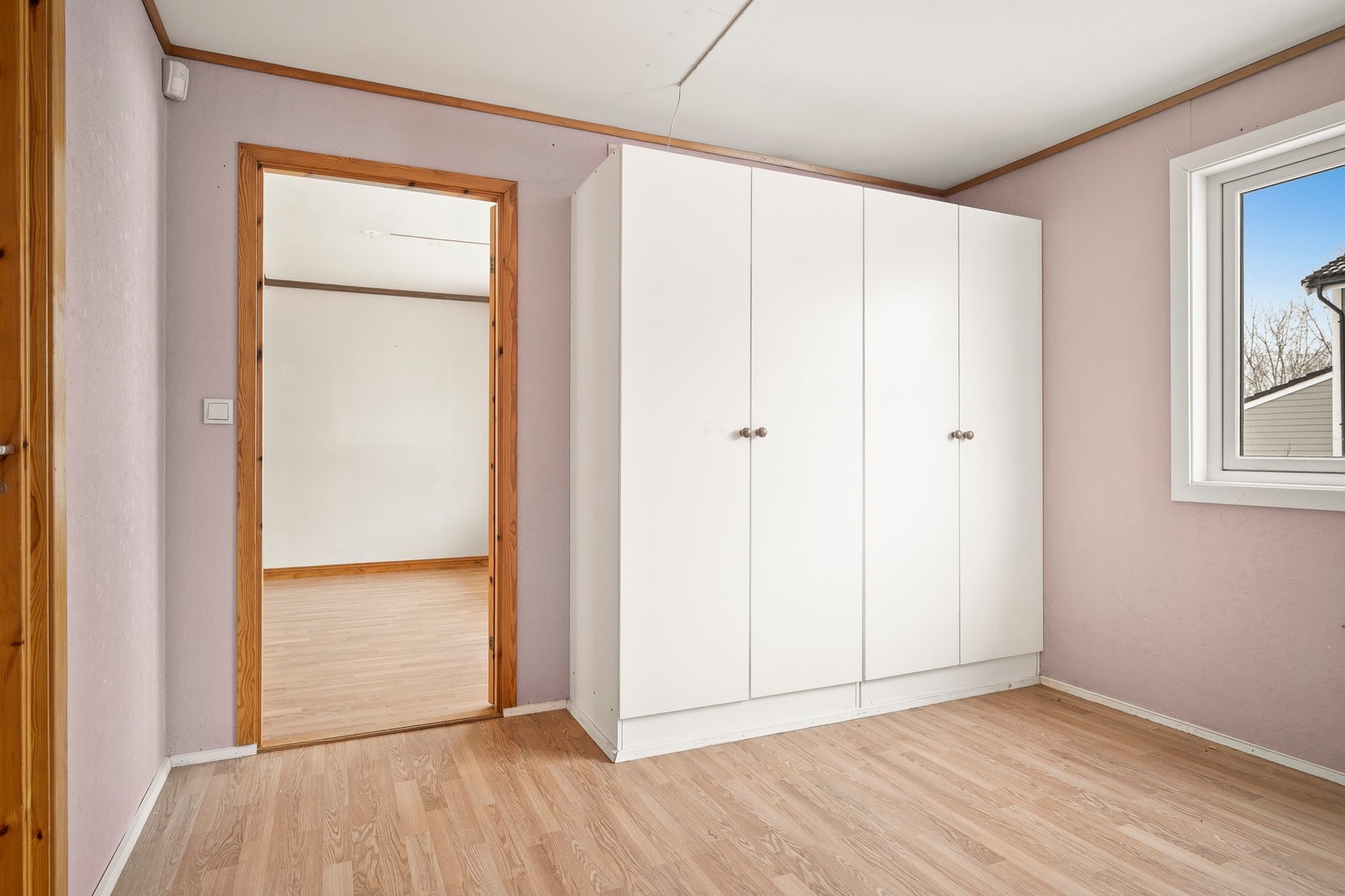 Garderobeskap med hvite fronter gir god oppbevaringsplass. Disse medfølger i handelen. Galleribilde