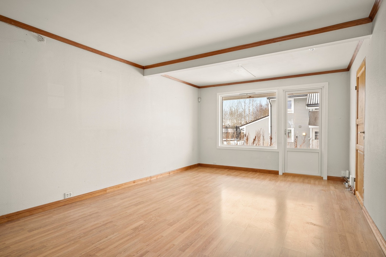 Stuen har rikelig med naturlig lys, og direkte tilgang til utendørsområdet gjennom terrassedør. Galleribilde