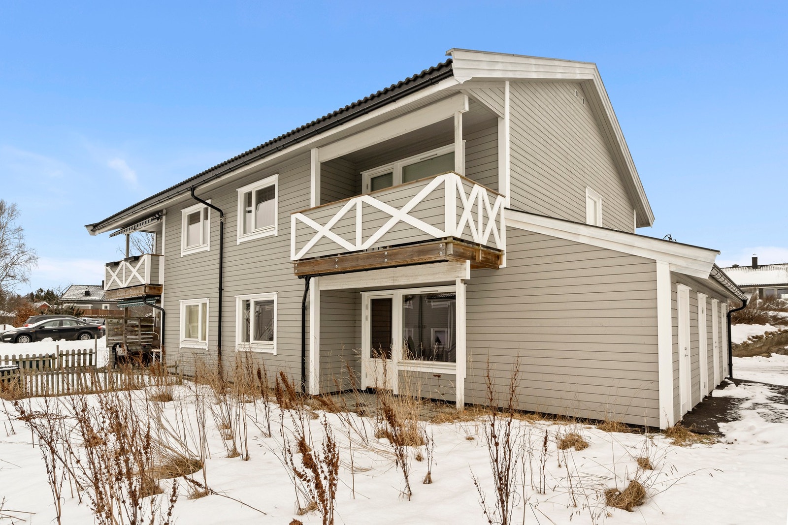 Vegg i vegg med leiligheten ligger en rekke med fire sportsboder som hører til dette huset. Galleribilde