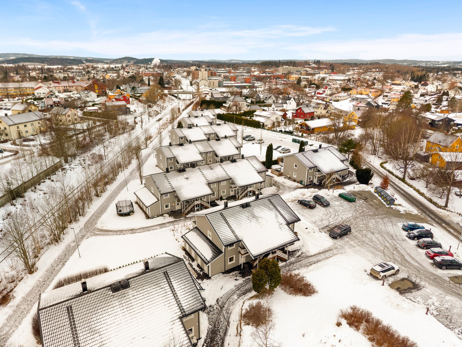 Oversiktsbilde av boligområdet med hus, parkeringsplasser og stikkveier. Galleribilde