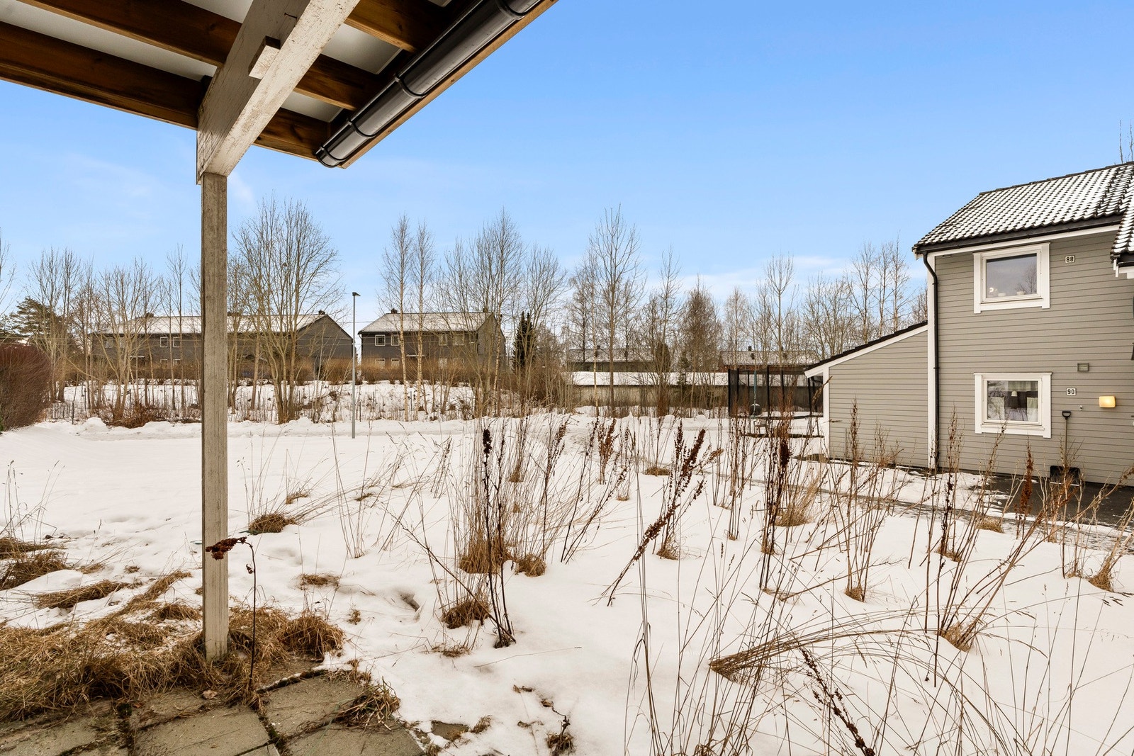 Boligen har utgang til uteplass, med noe takoverbygg. Her har det tidligere vært opparbeidet med gressplen, men ikke vedlikeholdt den siste tiden. Galleribilde