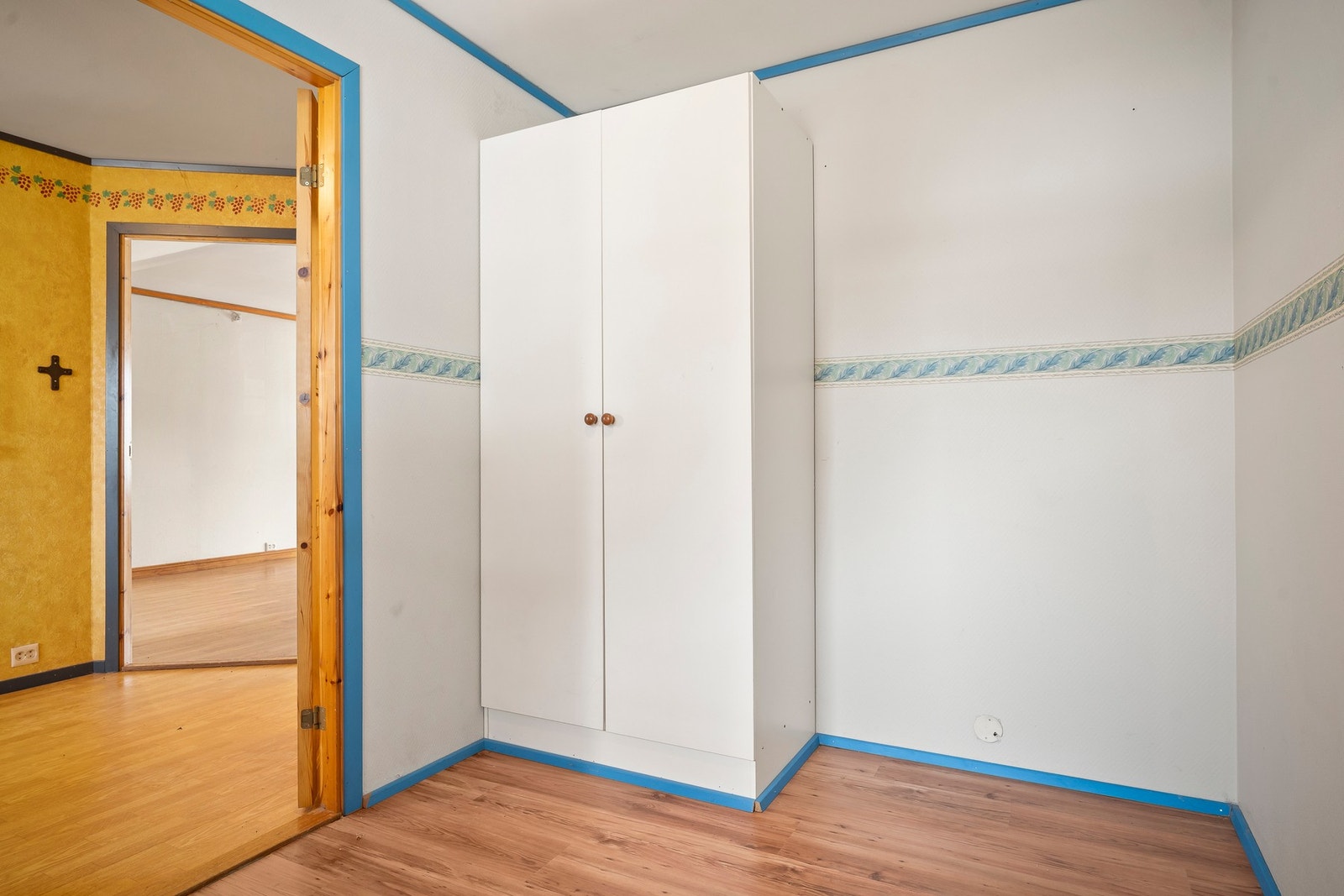 Også dette rommet er enkelt å møblere med seng, soveromsmøbler, klesoppheng m.m. Galleribilde