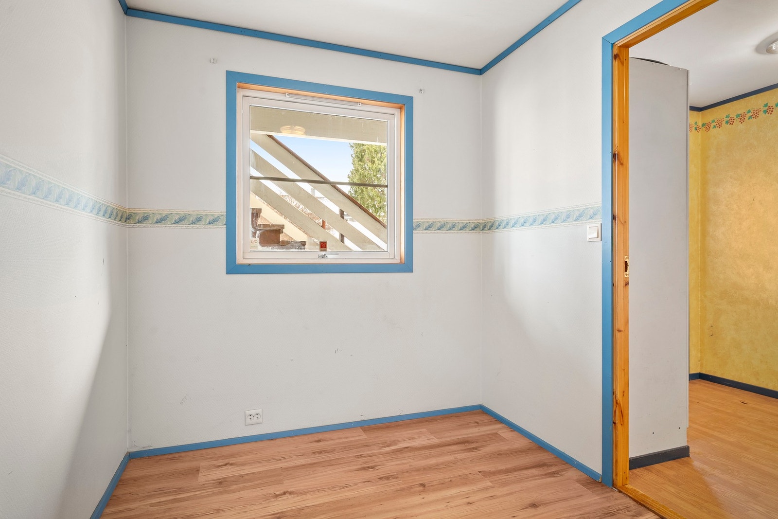 Soverom 2 ligger adskilt til ved inngangspartiet og har også lett tilgjengelighet til boligens bad. Galleribilde