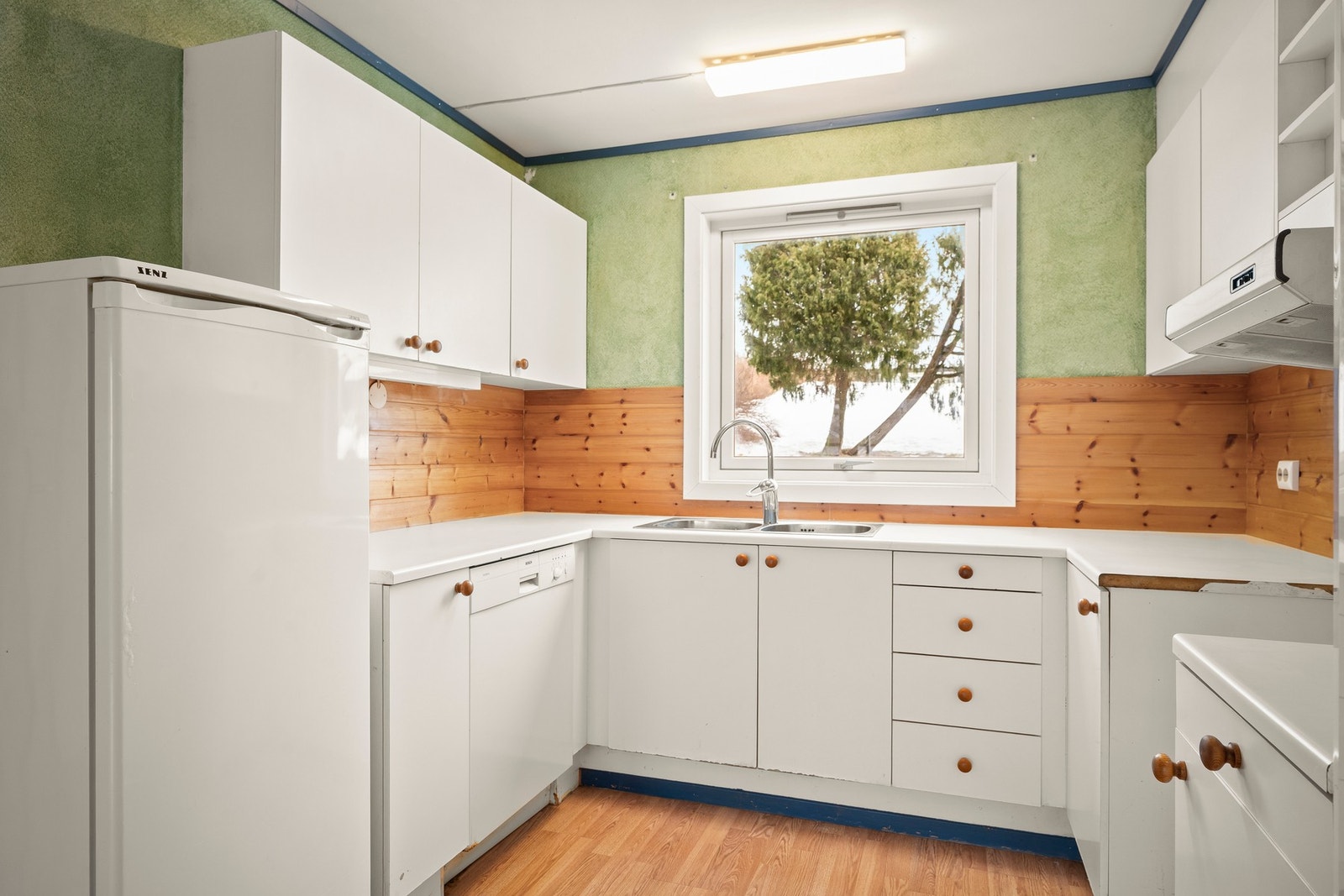 Eldre kjøkken med god benkeplass, praktisk innredning og store skap for oppbevaring og funksjonalitet. Galleribilde