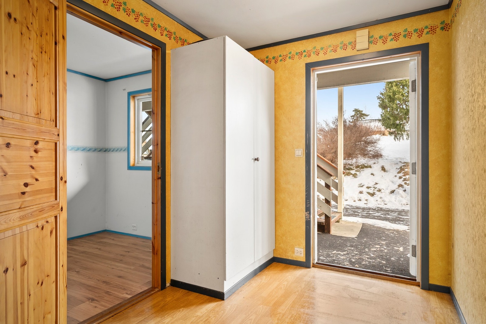 Hyggelig inngangsparti, som er delvis overbygget. Enkel adkomst uten trappetrinn. Galleribilde