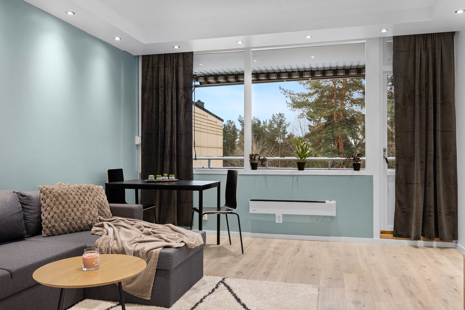 Store vindusflater slipper inn rikelig med lys og gir direkte utgang til balkongen. Galleribilde