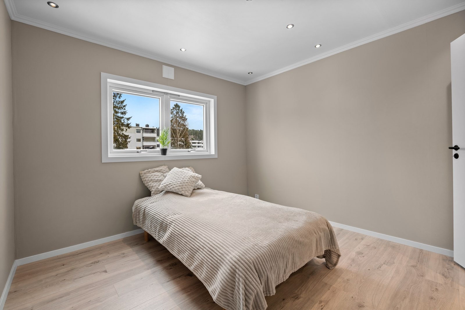 Det andre soverommet har en fin størrelse, egnet som barnerom, gjesterom eller kontor. Galleribilde