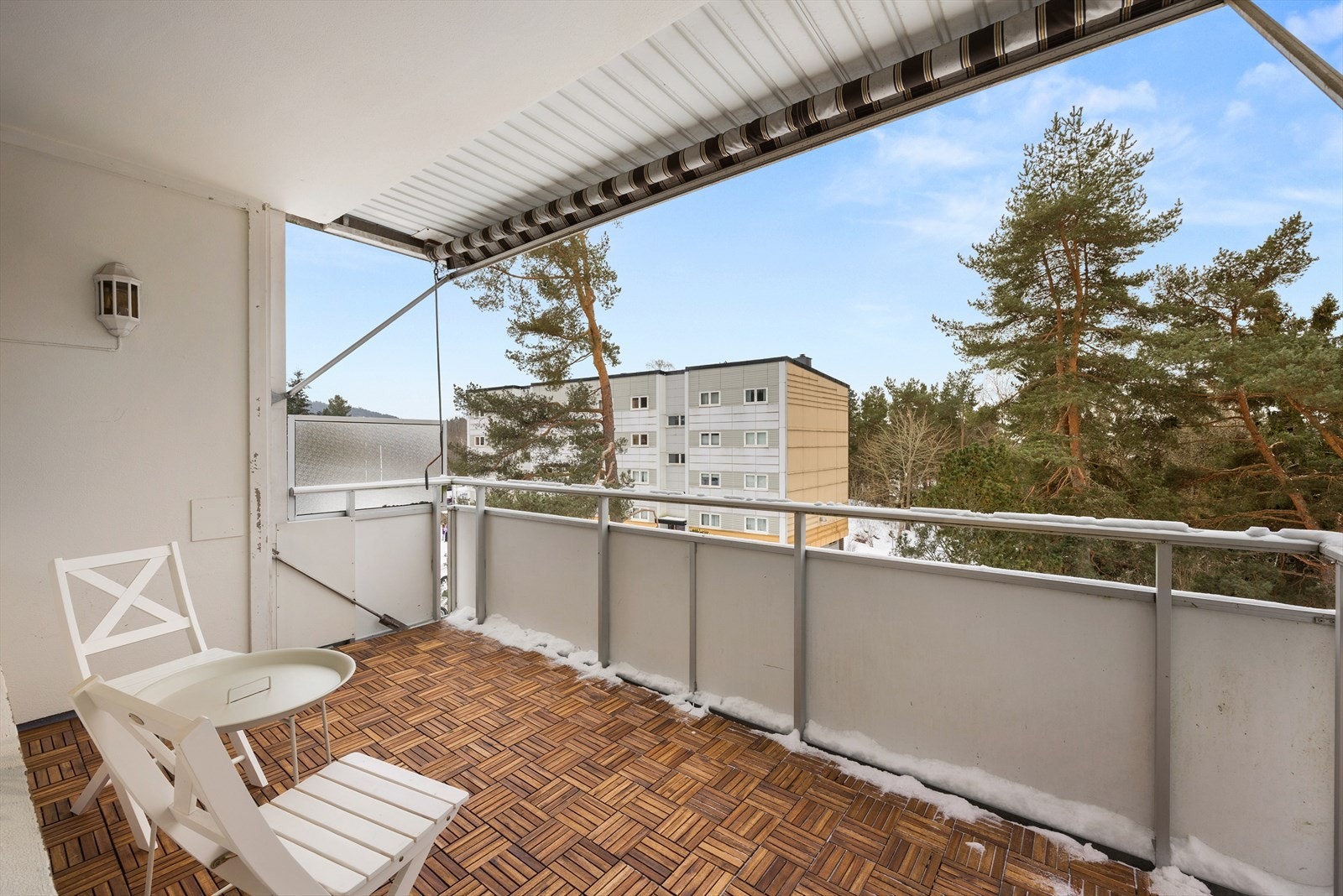 Fra stuen er det utgang til en usjenert balkong på 8 m² med gode solforhold. Galleribilde