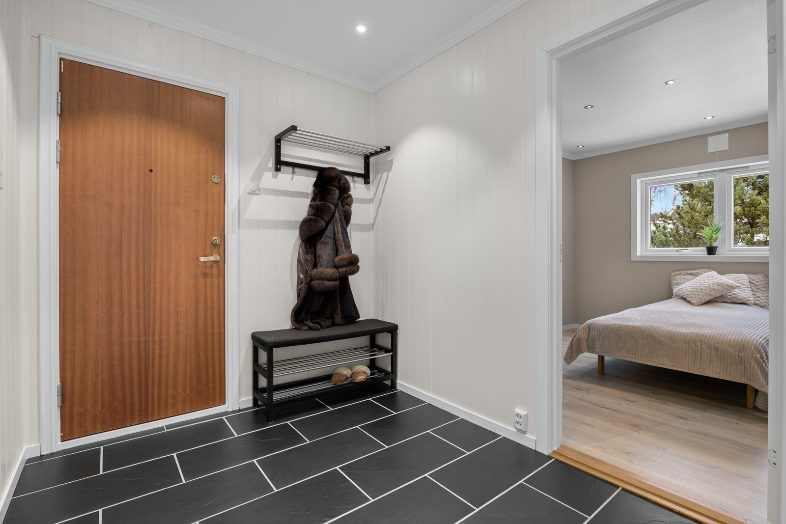 Velkommen inn i en innbydende entré. En praktisk bod på 5 m² medfølger like ved inngangsdøren. Galleribilde
