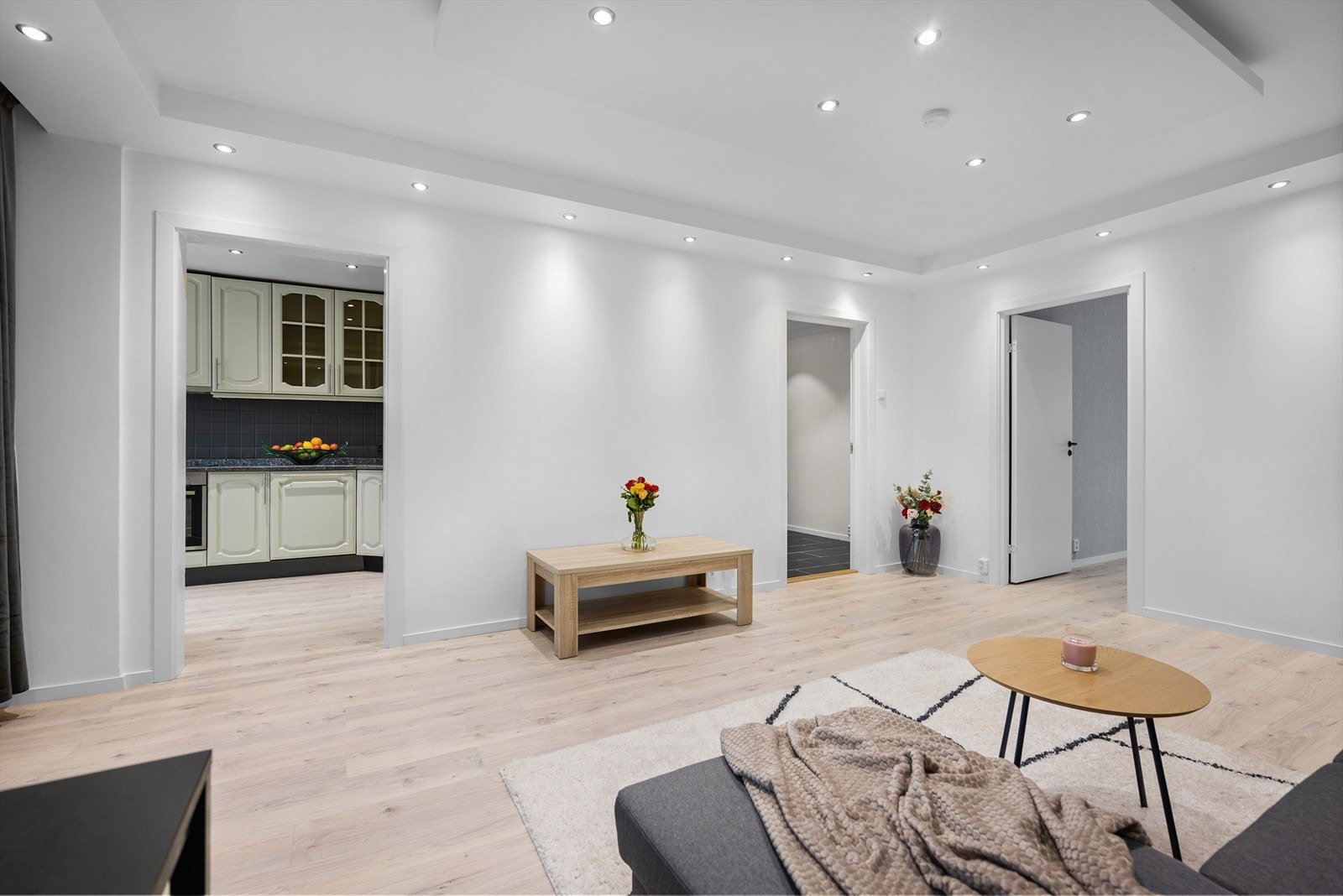 Fra stuen er det åpen og enkel adkomst videre til kjøkken og entré. Galleribilde