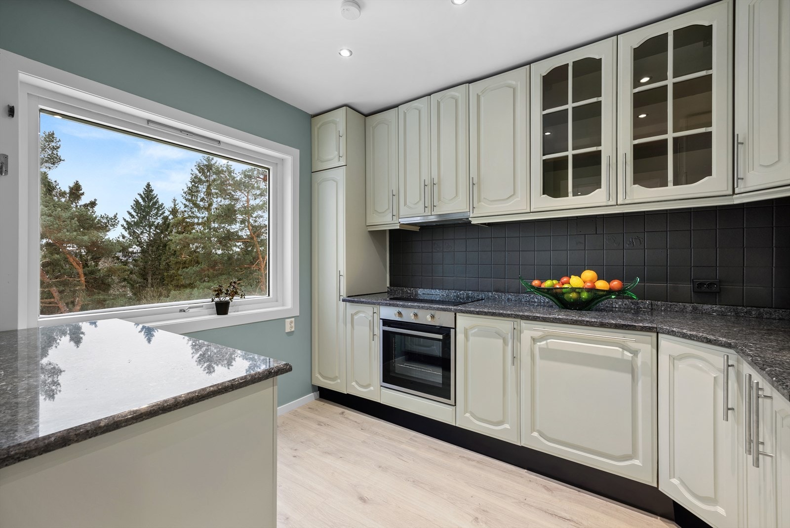 Kjøkkenet er velutstyrt med integrerte hvitevarer og en solid benkeplate i stein. Galleribilde