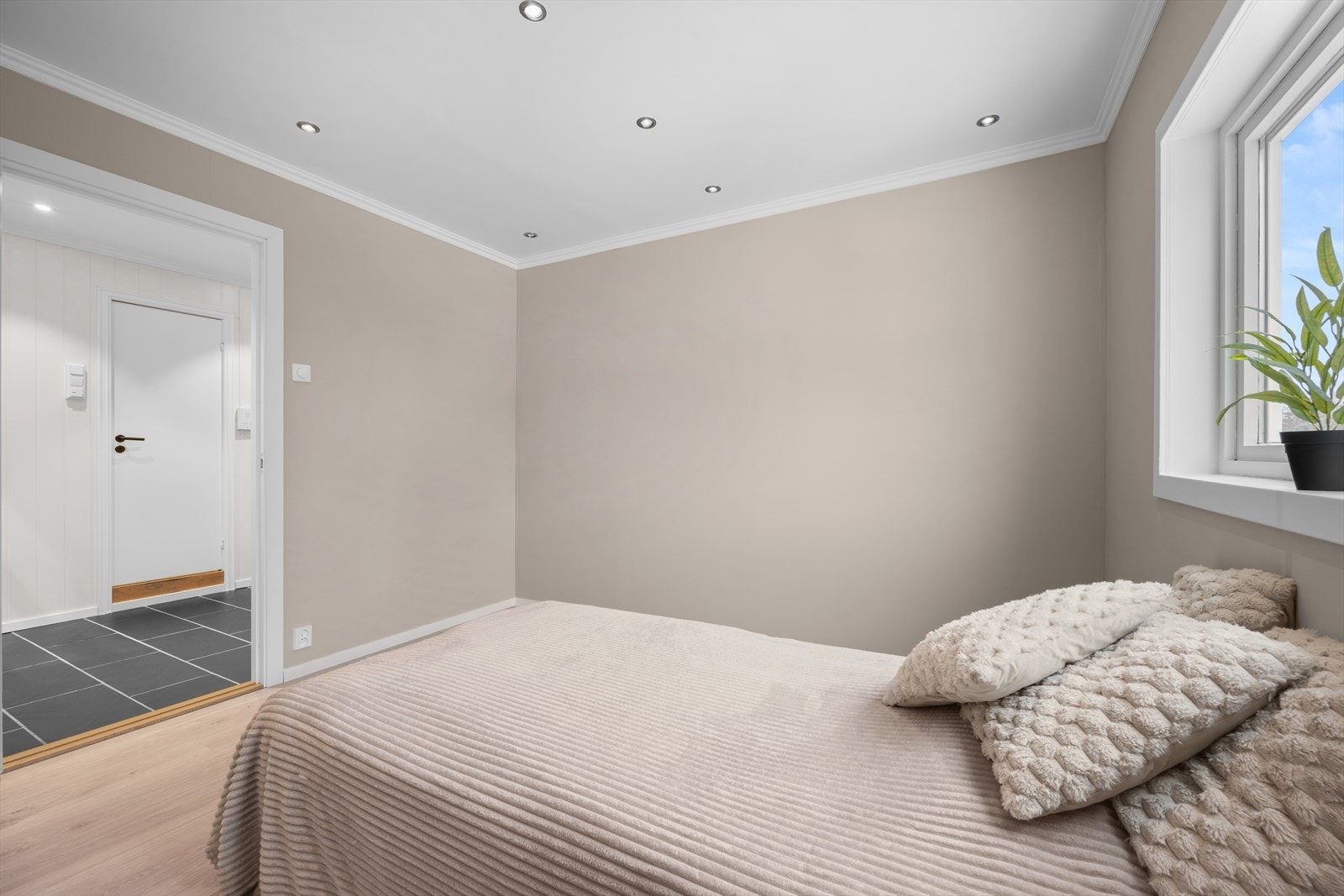 Soverommet ligger praktisk til i tilknytning til entreen. Galleribilde