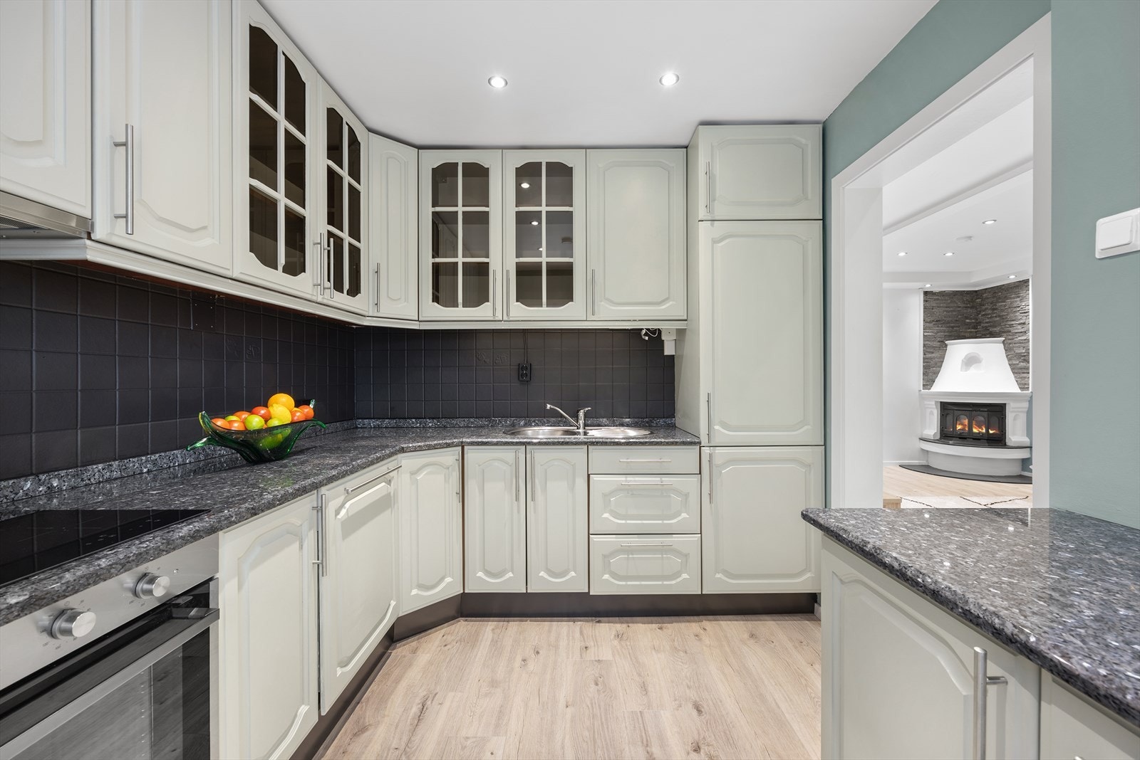 Godt med skap- og benkeplass gjør kjøkkenet både praktisk og funksjonelt. Galleribilde