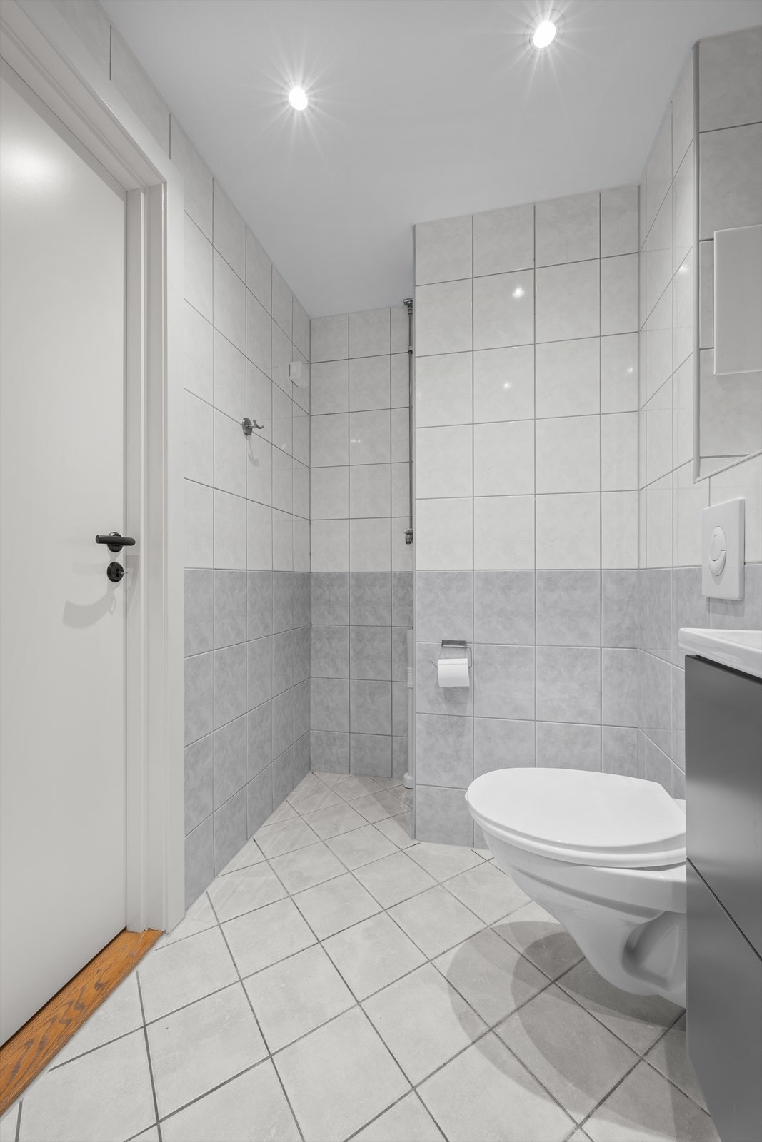 Badet er flislagt og har praktisk opplegg for vaskemaskin. Galleribilde