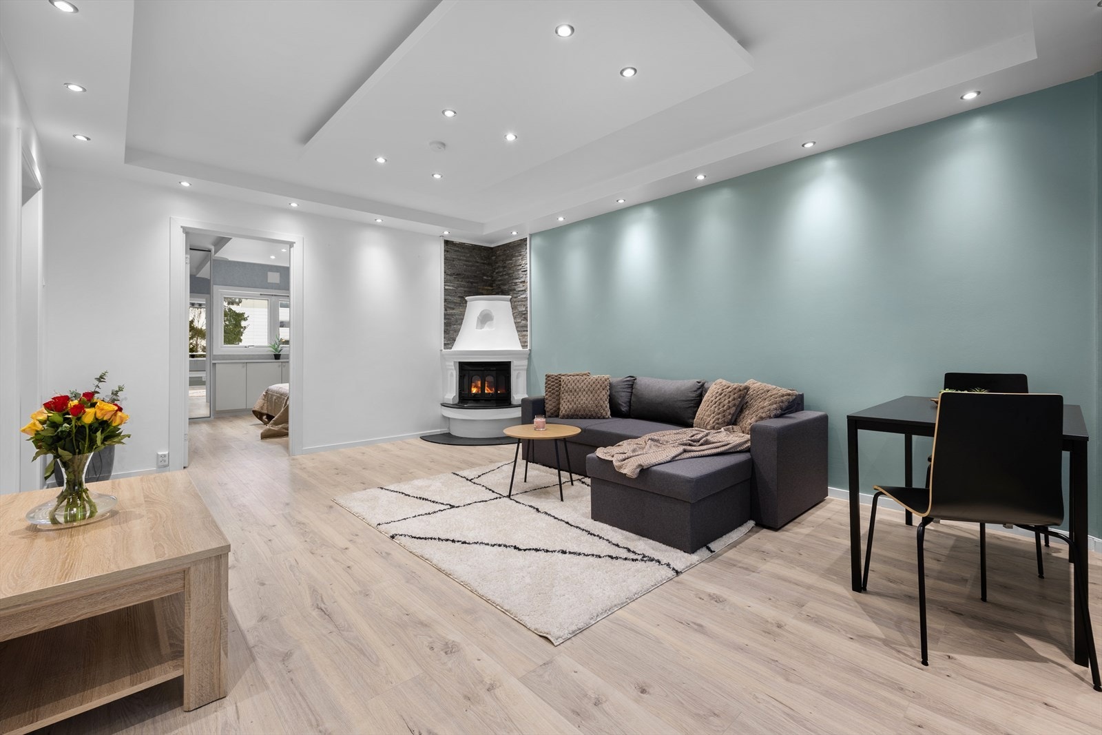 Rommet gir god plass til både sofagruppe og spisebord. Galleribilde