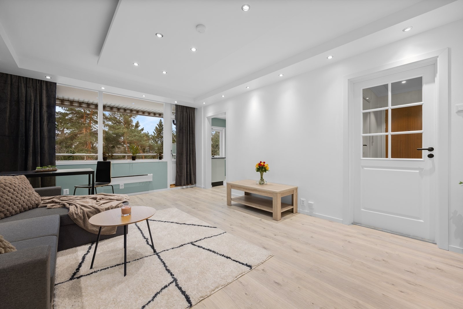 Den gode takhøyden på 2,51 meter bidrar til en luftig romfølelse. Galleribilde