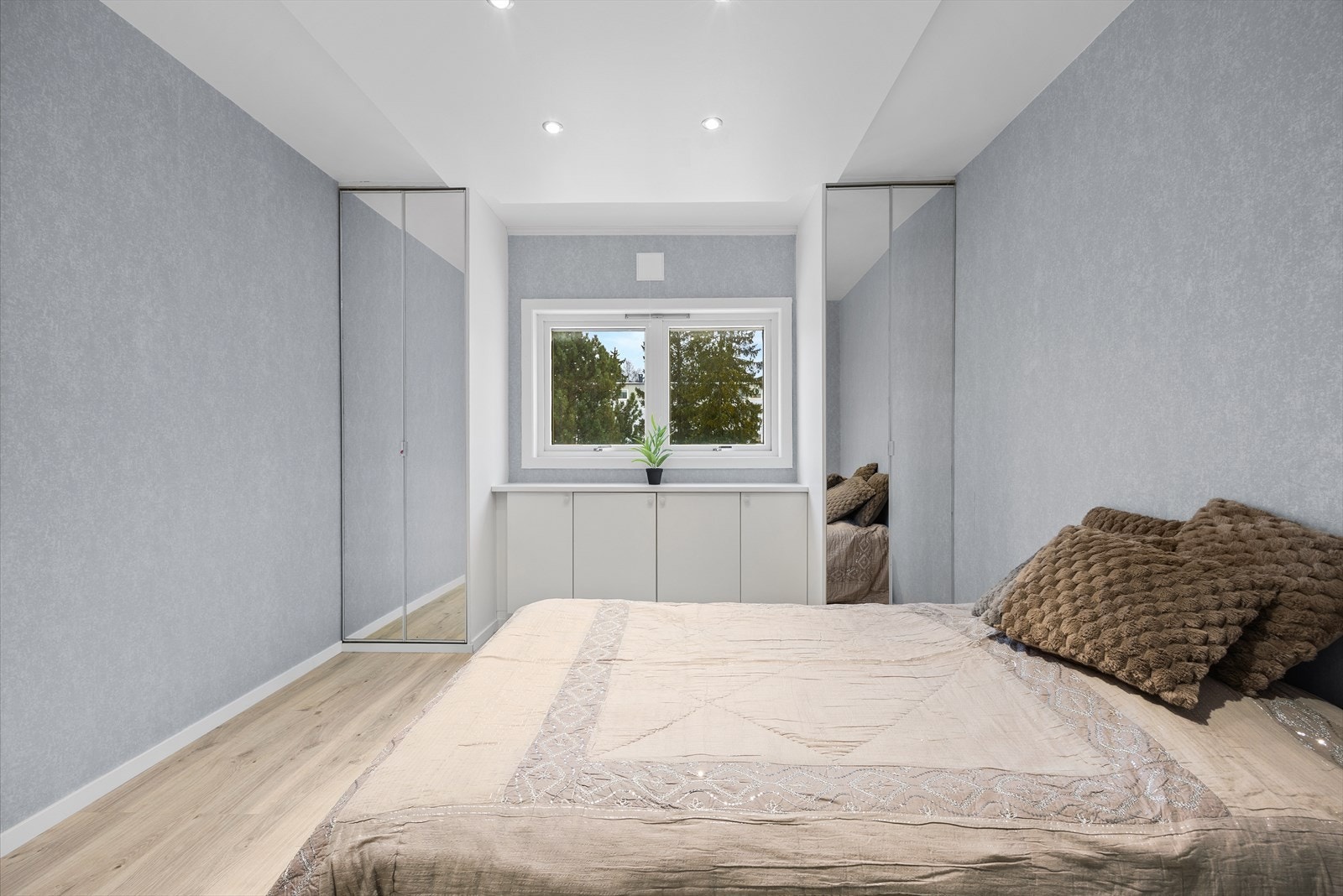 Plassbygde skap under vinduet gir ekstra, smart oppbevaringsplass. Galleribilde