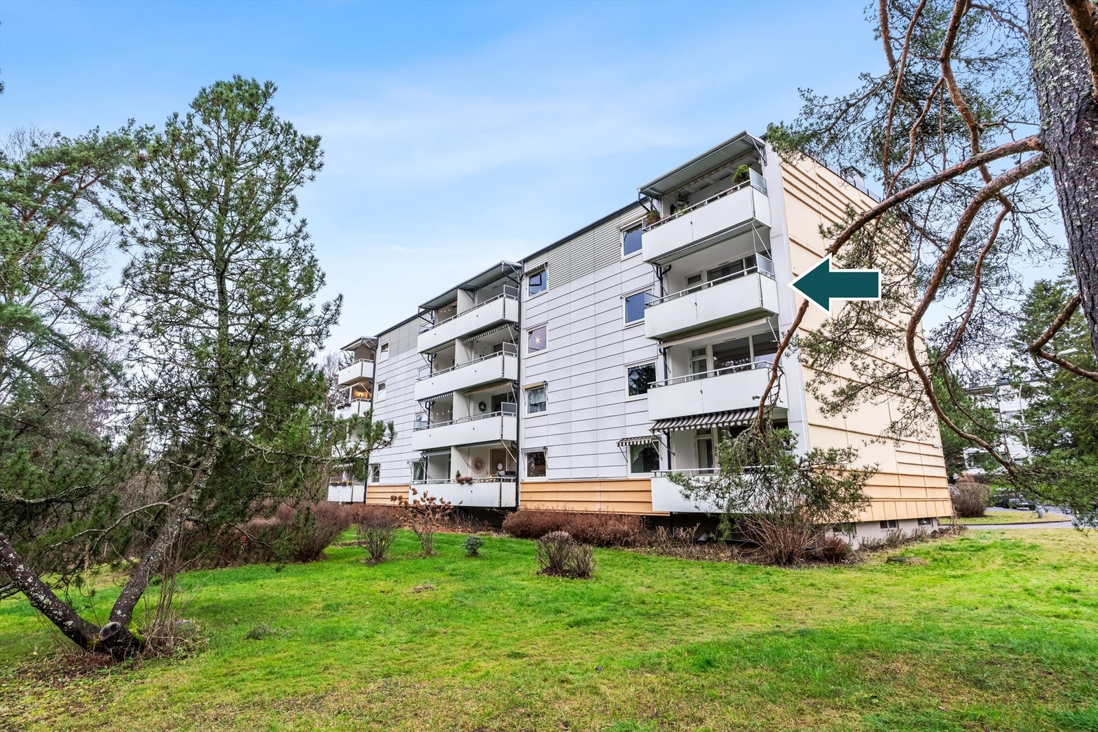 Leiligheten ligger ypperlig til i enden av bygget, i 3. etasje. Galleribilde