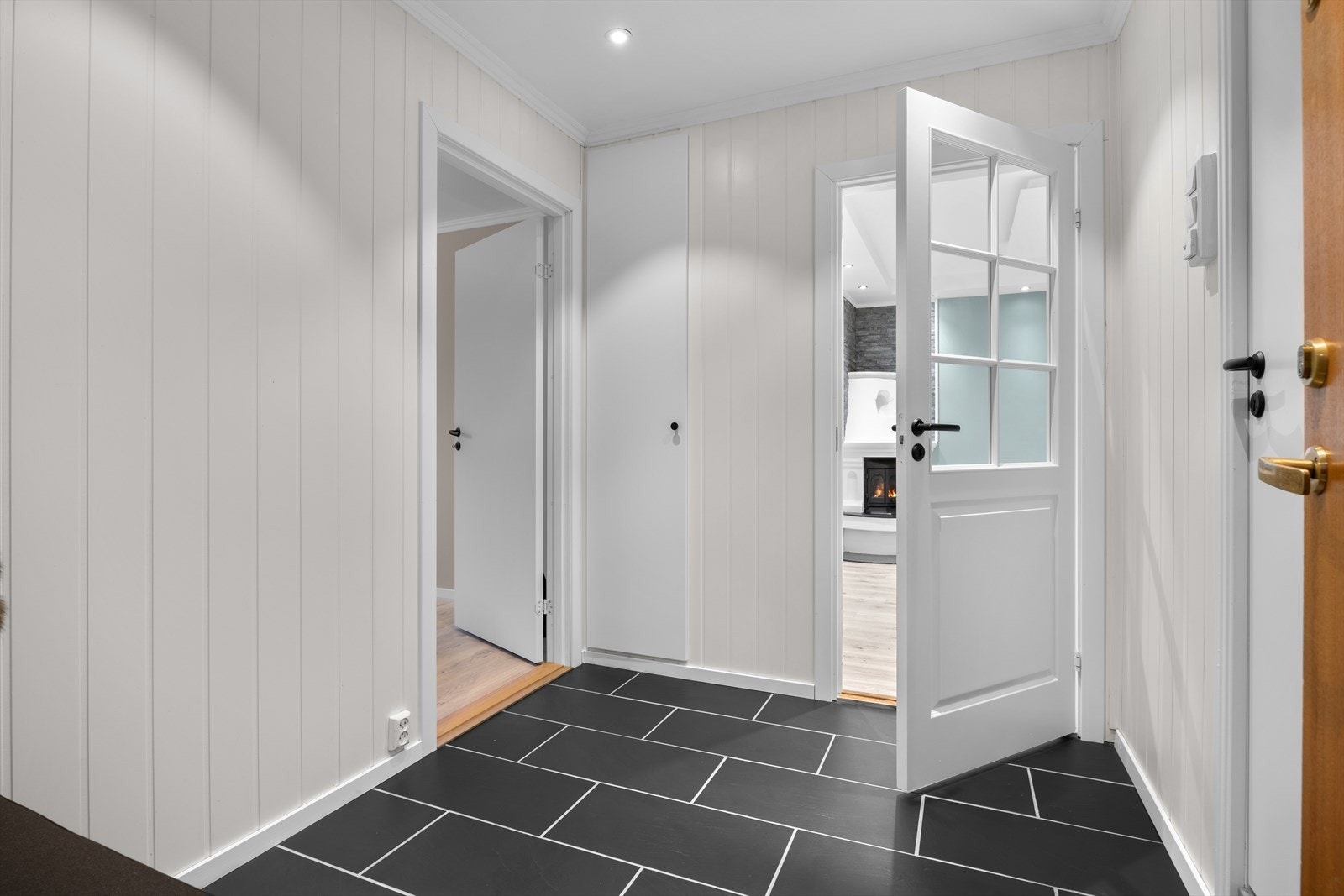 Fra entreen er det tilgang til alle rom. Dørene i leiligheten er nylig byttet. Galleribilde